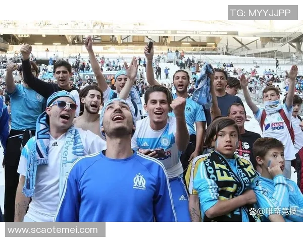 足球明星化身普通路人街头踢球引发围观球迷热议 足球明星化身普通路人街头踢球引发围观球迷热议