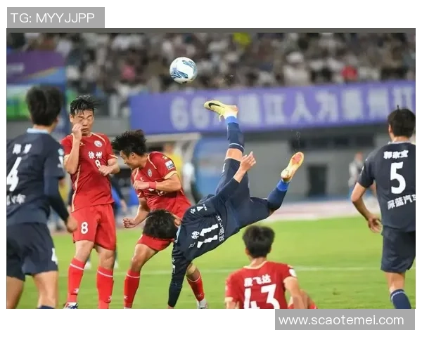 足球明星在镜头前奔跑展现风采与激情的精彩瞬间 足球明星在镜头前奔跑展现风采与激情的精彩瞬间